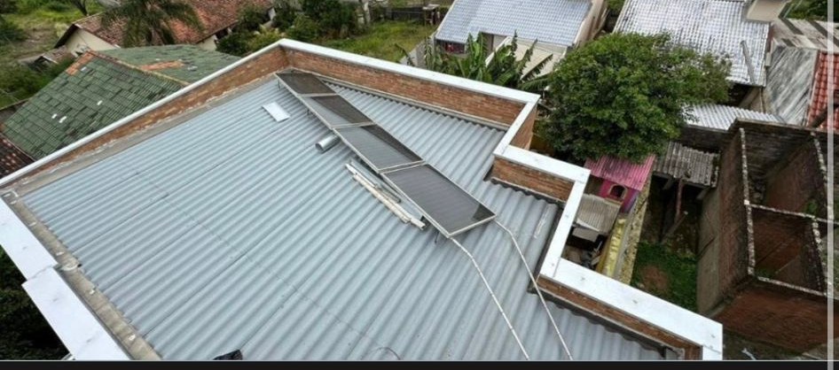 Limpeza de placas solares em telhado